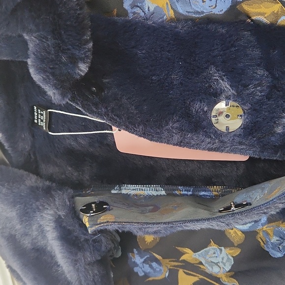 Beautiful coat - Picture 2 of 5